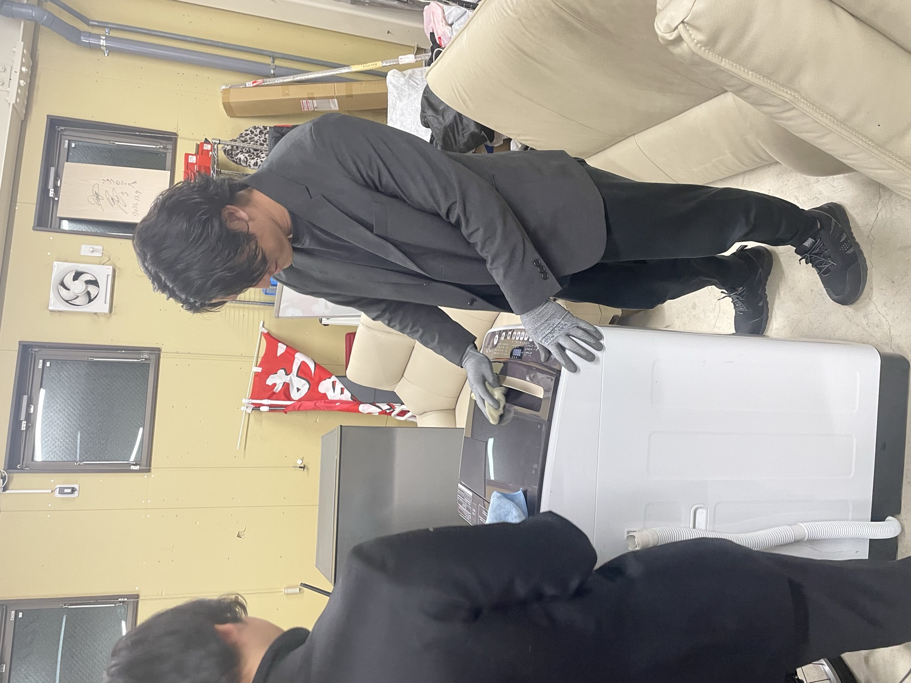 お客様の品物を丁寧に査定するスタッフ