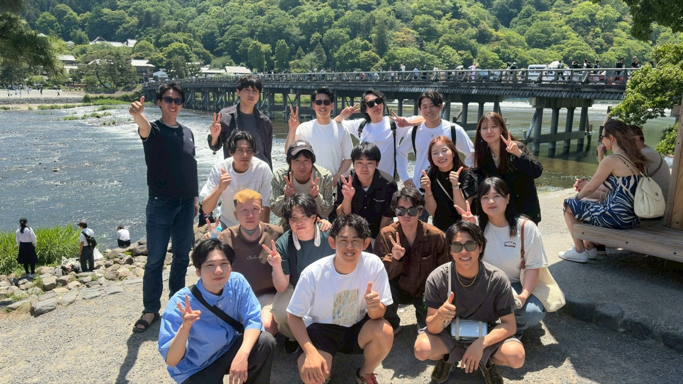 社員旅行・渡月橋での集合写真